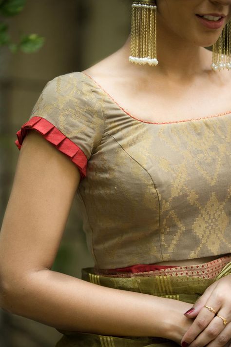 Gold Brocade Blouse, Blouse With Frills, Sari Blouses, Designer Blouses Online, House Of Blouse, Latest Blouse Designs Pattern, Brocade Blouse, Cutwork Blouse Designs, Frill Blouse