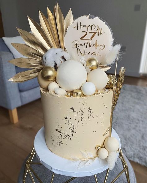 DLT Bakes on Instagram: “🌾 BISCOFF BOHO BEAUTY 🌾 This little cake was requested by @ruth_benjamin2020 for her daughter @naomibenjamin19 🥰👯‍♀️ Sooooo frustrated that…” Debut Cake, Chocolate Cake Layers, Golden Birthday Cakes, 25th Birthday Cakes, Boho Cake, Golden Cake, Gold Birthday Cake, Unique Birthday Cakes, Elegant Birthday Cakes