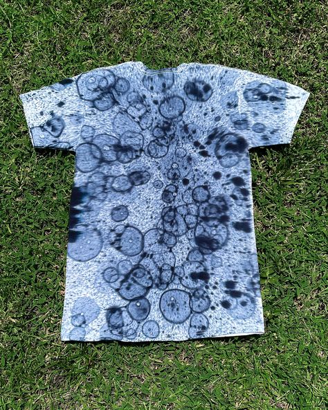 🫧 Bubble dyeing results from my last video 🫧 It’s still not perfect but I definitely like it better than the other one. I do have a few more ideas to test out that I think will help with the splatter and distribution of the bubbles though so stay tuned 🖤 Bubble Dyeing, Tshirt Painting Ideas, Bubble Printing, Tye Dye Ideas, Manipulating Fabric, Modern Tie Dye, Bleach Dye Shirts, Shirt Crafts, Tye Dye Patterns