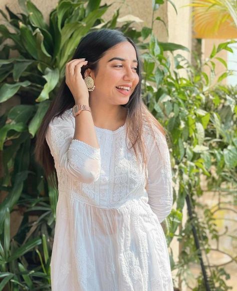 White Kurti Photoshoot, Kurta Photography Poses Women, Kurta Photoshoot Ideas, Kurti Photoshoot Poses, Mostlysane Outfits, Indian Fits, Prajakta Koli, Simple Kurta Designs, Traditional Indian Dress