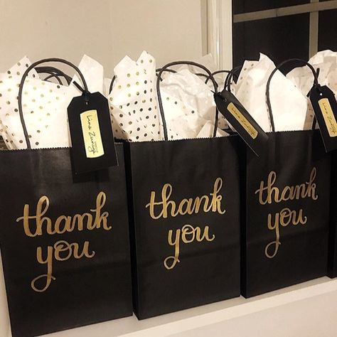 Tickled to see these #thankyougiftbags from my #etsyshop in action! Thanks to Lina Zuniga Makeup for the sweet shot of her custom medium sized bags. :) Custom Thank You Gift Bags - Large Personalized Wedding Welcome Bag - Hand Lettered Party Guest Favor Bags Thank You Gifts For Guests, Salon Goodie Bags Gift Ideas, Event Goodie Bag Ideas, Thank You Gift Bags Ideas, Thank You Bag, Thank You Bags Ideas, Gift Bags Ideas What To Put In, Brunch Gift Bags, Birthday Gift Bag Ideas