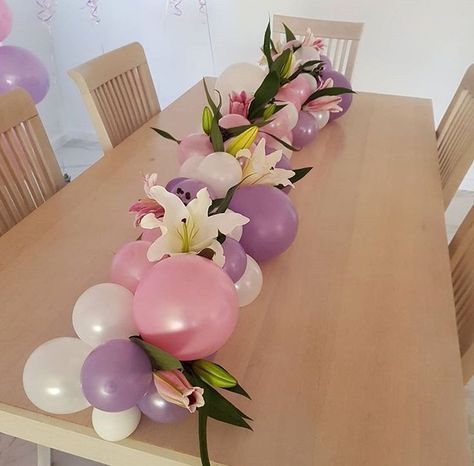 Balloon centrepiece Wedding Diy Centerpieces, Wine Bottle Centerpieces, Decoration Evenementielle, Tafel Decor, Ideas Baby Shower, Diy Balloon Decorations, Aesthetic Garden, Balloon Arrangements, Halloween Tattoo