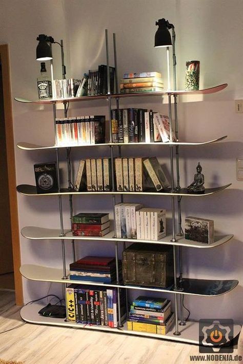 Ideas For Repurposing Old Skis and Snowboards: Trash to Treasure | Buckmans.com Snowboard Bedroom, Scaffold Furniture, Skateboard Furniture, Old Skis, Diy Muebles Ideas, Ski Decor, Deco Studio, Trash To Treasure, Snowboards