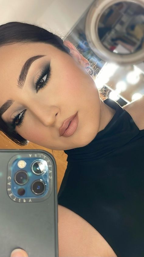 Black Smoked Out Liner, Black Makeup Inspiration, Black Silver Dress Makeup, Dark Shadow Makeup, Makeup Ideas For White Outfit, Eyeshadow Look For Black Dress, Smoked Liner Makeup, Smokey Liner Eye Makeup, Black Smokey Liner