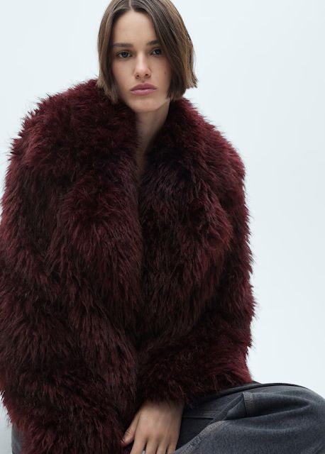 MARIA'S STYLE PLANET: FUR JACKET Fur Jacket Street Style, Burgundy Fur Coat, Oversized Winter Jacket, Burgundy Coat, Faux Coat, Jasmine Dress, Fur Jackets, Layered T Shirt, Slim Fit Casual Shirts