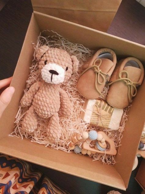 Crochet Gift Box Ideas, Newborn Present Ideas, Baby Announcing Ideas, Newborn Gift Boxes, Presente Diy, Expecting Mom Gifts, Baby Hamper, Baby Gift Box, Baby Gift Basket