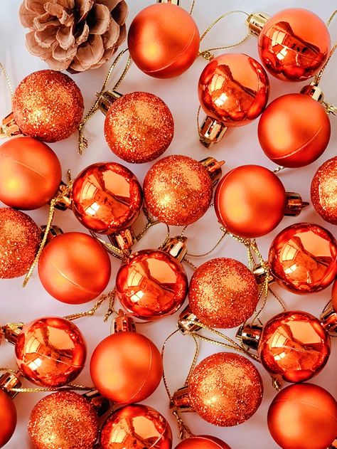 Orange Christmas Tree Ideas, Orange Christmas Aesthetic, Orange Christmas Tree Decorations, Orange Christmas Ornaments, Orange Christmas Decor, Orange Christmas Tree, Hotel Christmas, Orange Ornaments, Jaffa Cake