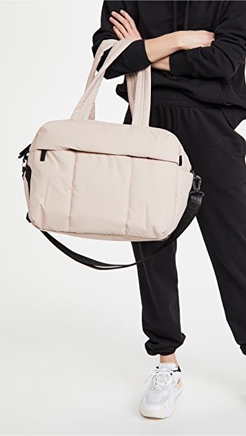 Calpak Duffle Bag, Travel Duffel Bag Woman, Aesthetic Duffle Bags, Calpak Luka Duffel, Sport Bag Women, Duffel Bag Aesthetic, Duffle Bag Aesthetic, Gym Bag Aesthetic, Duffel Bag Women