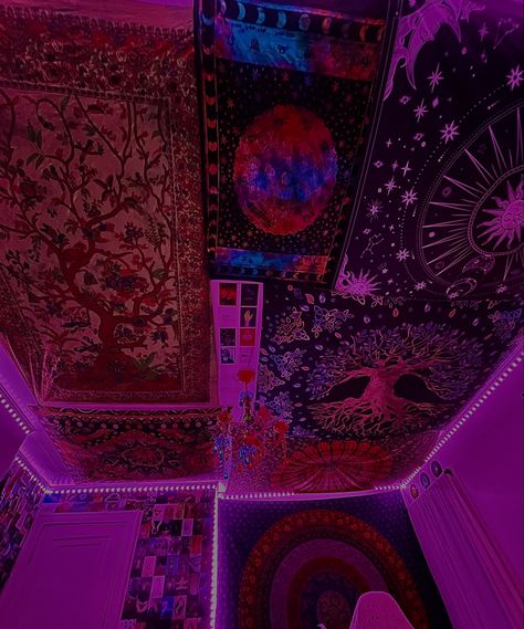 Tapestry On Ceiling Aesthetic, Rooms With Tapestries On Ceiling, Tapestry Bedroom Ideas Ceilings, Tapestry Ceiling Aesthetic, Tapestry’s On Ceiling, Tapestry Living Room Ideas, Room Ideas Tapestry On Ceiling, Room Full Of Tapestries, Tapestry On Roof