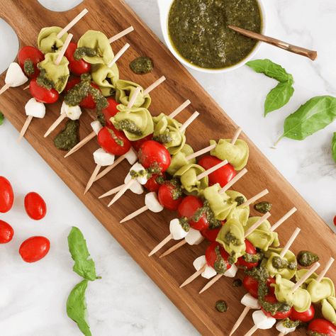 Skewered Appetizers, Tortellini Skewers Appetizers, Green Appetizer, Skewers Appetizers, Housewarming Food, Pasta Board, Tortellini Skewers, Festival Foods, Easter Party Food