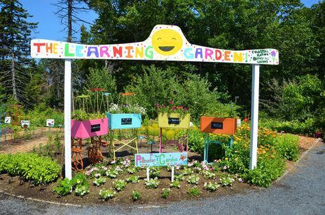 School Planters Ideas, Elementary School Garden Ideas, Kids Flower Garden, Community Garden Ideas, School Garden Ideas, Daycare Garden, Gardens For Kids, Kindergarten Garden, School Outdoor Area