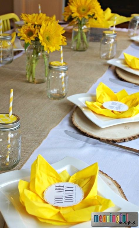 Sunflower Table Decorations, Easy Napkin Folding, Sunflower Table, Paper Napkin Folding, Creative Napkins, Yellow Napkins, Sunflower Party, Spring Table Decor, Tafel Decor