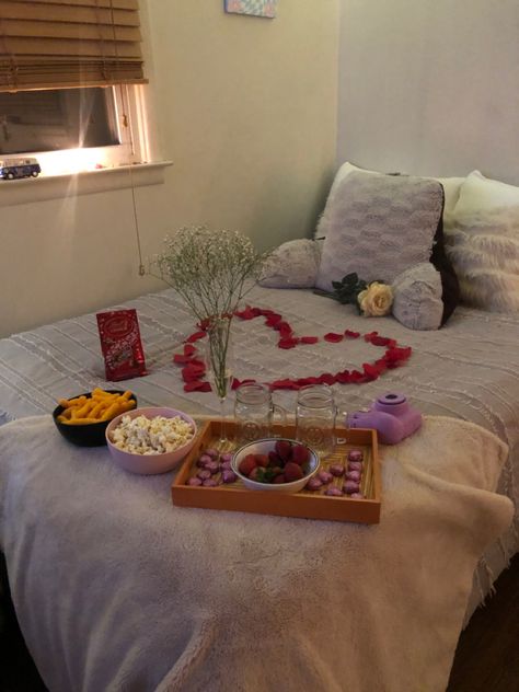 Movie Night For Couples, Decorated Bedroom For Valentines Day, Cute Suprise Dates For Boyfriend At Home, Girlfriend Birthday Ideas Romantic, Anniversary Ideas For Her Romantic, Date Night Bedroom Ideas, Valentines Movie Night Romantic, Cute Birthday Decorations For Boyfriend, Birthday Room Set Up For Boyfriend