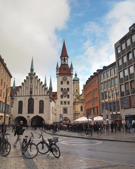 Munich in October: the best autumn city break | PACK THE SUITCASES Erasmus Aesthetic, City Break Packing, Munich Aesthetic, Visit Munich, Autumn City, German City, Cosy Autumn, Cities In Germany, Visit Germany