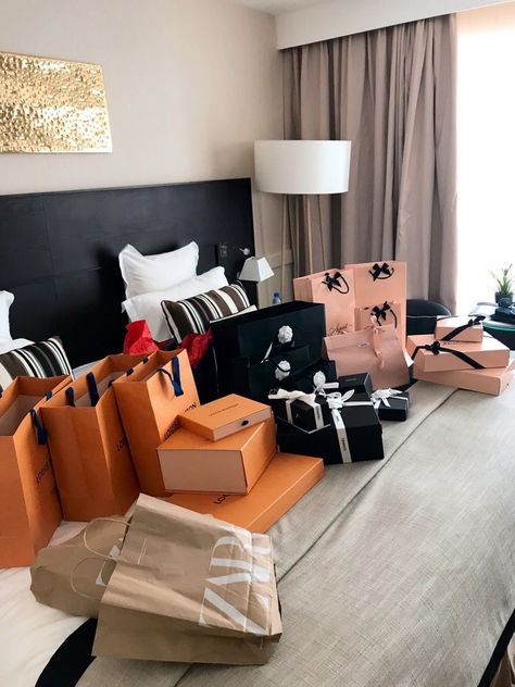 Shopping Haul Aesthetic, Luxury Birthday Gifts, Luxury Lifestyle Girly, Luxury Birthday, Rich Girl Lifestyle, Luxury Girl, Rich Lifestyle, Luxury Lifestyle Dreams, Luxury Aesthetic