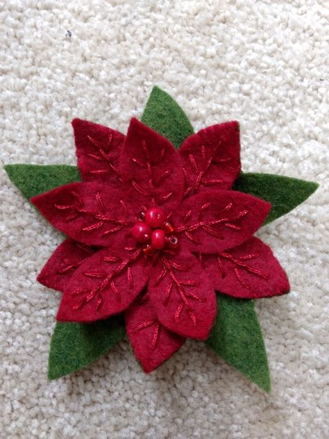 Poinsettia Felt Ornament, Felt Ponsetia Template, Christmas Felt Brooches, Winter Felt Flowers, Wool Felt Ornaments Christmas, Xmas Applique Ideas, Ponsetia Christmas Decor Diy, Felt Christmas Flower, Fabric Christmas Brooch