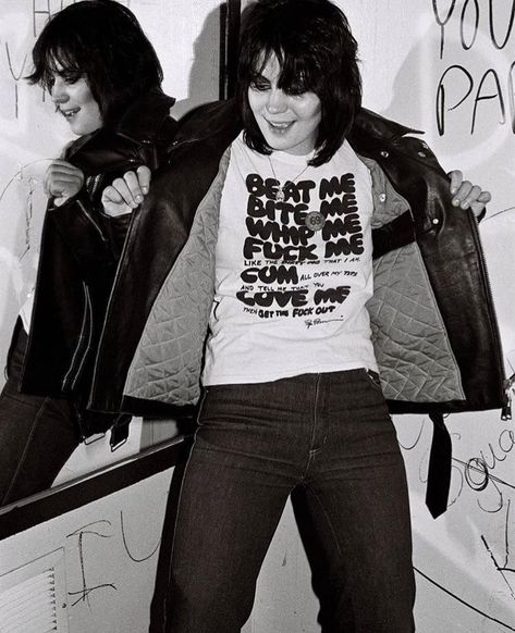 Joan Jett
Singer of the blackhearts
Punk rock 90's Punk, 90s Punk Rock, Cherie Currie, 90s Punk, Hot Pink Blazers, Cool Slogans, Rock N Roll Style, Punk T Shirt, A Punk