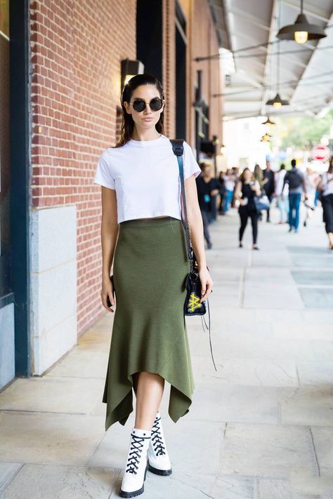 14 Ways to Mix Olive-Green Outfits to Try for Fall | Who What Wear Olive Green And Black Outfit, Olive Green Skirt Outfit, Green Skirt Outfits, Olive Green Outfit, Black Outfit Ideas, Spring Skirt Outfits, Olive Green Skirt, Olive Skirt, Green Outfits