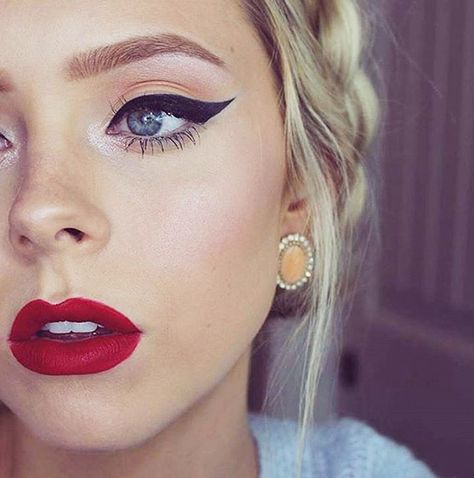 This holiday beauty look proves that red lips and a cat eye never get old December Makeup, Maquillage Pin Up, Make Up Foundation, Mekap Mata, Christmas Makeup Look, Makeup Tip, December Christmas, Perfect Eyeliner, Eyeliner Styles