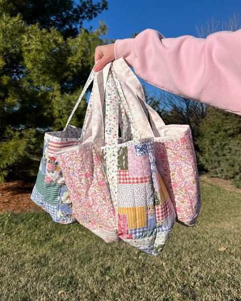 the cutest bunch of bags👏🏻🎀👛 #smallbusiness #etsy #shippingorders #neworder #totebagaesthetic #totebags #totebag #handmade #girlythings #girlyaesthetic #cleangirl #coquette #packingorders #thankyounote #smallshop #shopsmall Colorful Picnic, Tas Vintage, Tote Bag Custom, Quilted Tote Bags, Daily Bag, Handmade Tote, Easy Style, Quilted Totes, Mini Tote Bag