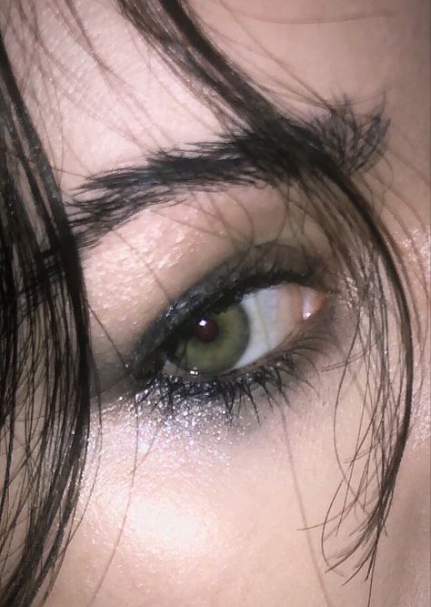 Step 1 smoky eye, step 2 dance all night. #smokyeye #hoodedeyes #deepseteyes Makeup for hooded eyes Indie Sleaze Makeup, Deep Set Eyes Makeup, Soft Grunge Makeup, Makeup For Hooded Eyes, Eyeliner For Hooded Eyes, Deep Set Eyes, Dance All Night, Alt Makeup, Swag Makeup