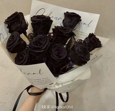 Dark Bouquet, Black Rose Bouquet, Black Bouquet, Luxury Flower Bouquets, Enemies To Lovers, Black Roses, Nothing But Flowers, Park Sunghoon, Blind Date