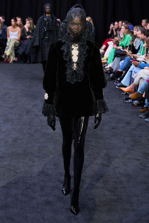 Spring 2023 Ready To Wear, Spring Runway, Richard Quinn, 2023 Ready To Wear, La Fashion Week, George Vi, Prince Albert, All Black Outfit, La Fashion