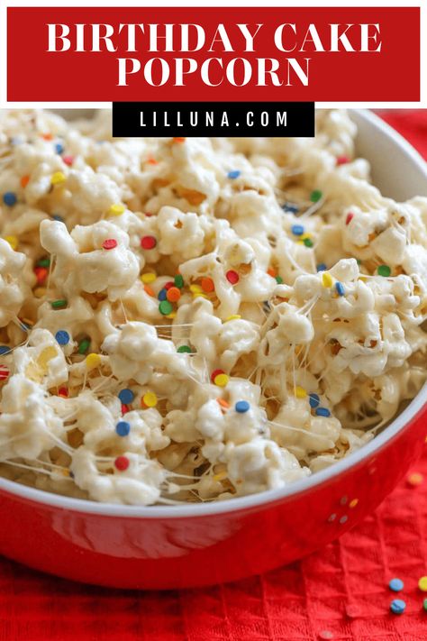 This sweet and salty Birthday Cake Popcorn has a delicious cake batter flavor that is SO addicting! You can't go wrong with white cake mix, vanilla, marshmallows, butter, and popcorn!! Birthday Popcorn Ideas, Funfetti Popcorn Recipes, Popcorn Dessert Recipes, Fun Popcorn Recipes, Popcorn Snack Mix Recipes, Funfetti Popcorn, Popcorn Mix Recipes, Cake Batter Popcorn, Puff Corn