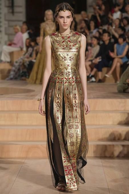 Best of Paris Haute Couture Week Fall/Winter 2015  Valentino via Fashion TV Facebook Byzantine Fashion, Valentino Haute Couture, Valentino Couture, Vogue Australia, Couture Week, Couture Runway, Gold Dress, Mode Inspiration, Couture Collection