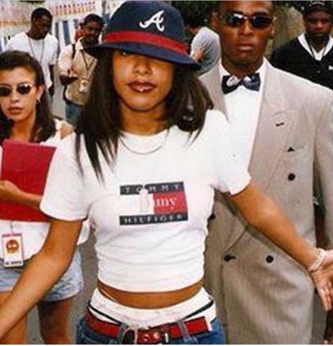 Aaliyah Female Rnb Singers 90s, Aaliyah Style 90s, 90s Rnb Fashion, Hip Hop 90, 90s Hip Hop Outfits, Aaliyah Outfits, Black 90s Fashion, Rip Aaliyah, 90s Street Style