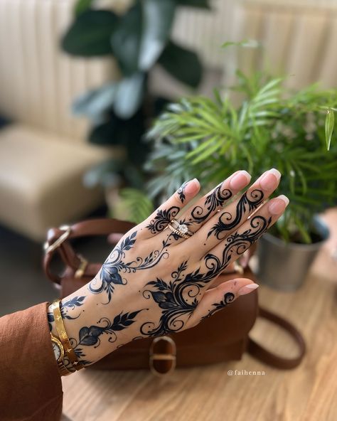 this is definitelyyy my most favourite design i’ve done on myself😍😍 i cannot stop staring at my hand 😩 💡 inspo : @hennaxsab 🍃 cones: @summaiya_hennashop . . . . . . . #henna #mehndi #hennartist #nikkah #wedding #london #pakistani #mehndidesign #art #bridalhenna #nails #elegant #hennastain #hennastainprogression #jagua #jaguahenna #aesthetic #jewelry Pakistani Henna, Henna Sleeve, Traditional Henna Designs, Nikkah Wedding, Kids Henna, Latest Arabic Mehndi Designs, Jagua Henna, Tattoo Red, Wedding London