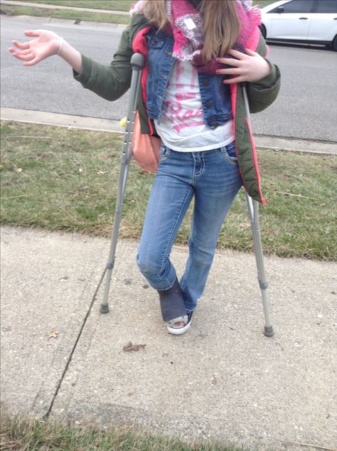 My friend on crutches I feel bad 4 her but I luvvvv her outfit! Crutches, New Outfits, I Hope, Casual Outfits, Cute Outfits