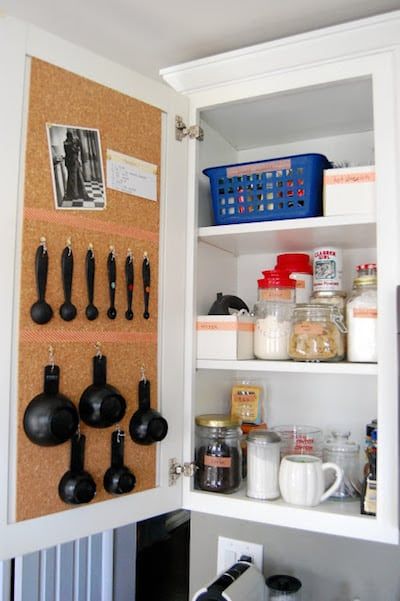 Små Rum Lidt Plads, Asma Kat, Tiny House Storage, Apartment Storage, Small Apartment Kitchen, Small Kitchen Organization, Space Saving Kitchen, Kitchen Hacks Organization, Apartment Organization