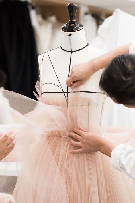 Dior Couture Dresses, Dior Couture Gowns, Pleated Tulle Dress, Dior Atelier, Madeleine Vionnet, Moda Aesthetic, Fashion Dream Job, Fashion Designer Studio, Couture Gown