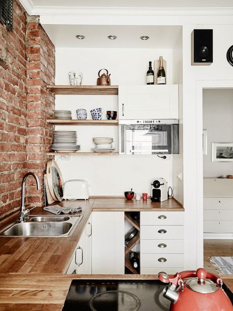 25+Absolutely+Beautiful+Small+Kitchens+via+@MyDomaine Small Kitchen Decoration, Interior Dapur, Cabinet Remodel, Small Kitchen Decor, Kitchen Cabinet Remodel, Santa Rita, Brick Walls, Design Del Prodotto, Apartment Kitchen