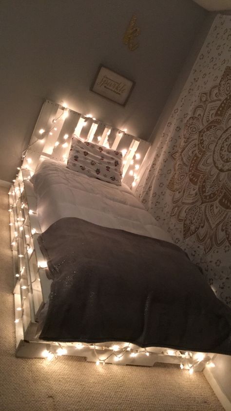 Diy Pallet Bedroom Decor, Wood Pallet Beds Single, Pallet Single Bed Diy, Light Up Pallet Bed, Cute Pallet Bed Rooms, Twin Bed Pallet Ideas, Twin Size Pallet Bed, Twin Size Bed Ideas For Small Room Aesthetic, Pallate Beds Ideas