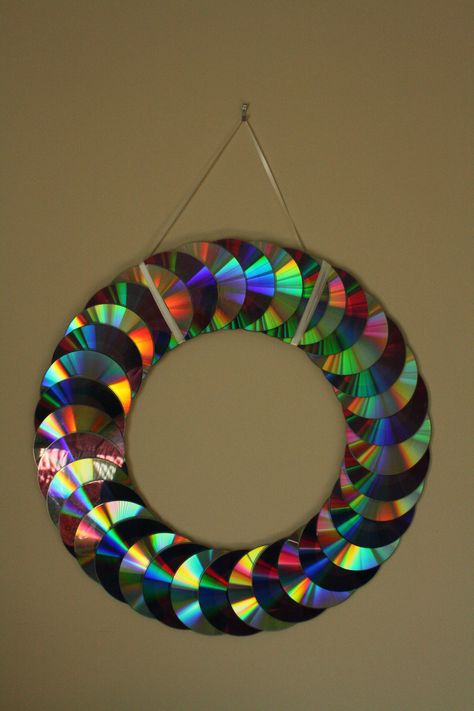 A layered cd wreath! Cd Upcycling Ideas, Crafts With Cds, Recycled Cd Crafts, Old Cd Crafts, Art Cd, Cd Project, Recycled Cds, Cd Diy, Kerajinan Diy