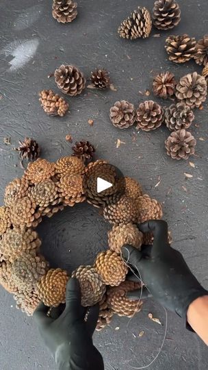 Pinecone Decorations Diy, Homely Decor, Deco Noel Nature, Wreath With Pinecones, Pine Cone Christmas Decorations, Natural Christmas Wreaths, Cones Diy, Pinecone Crafts Christmas, Christmas Decorations Diy Crafts