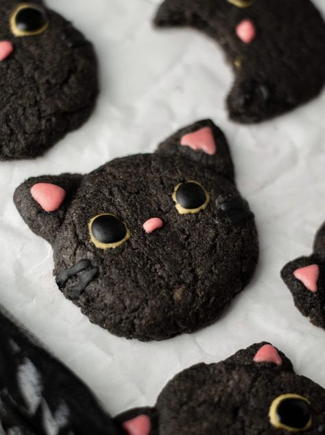 Animal Cookies Recipe, Vegan Royal Icing, Vegan Bites, Black Cat Cookies, Homemade Macarons, Black Cocoa, Pastel Cupcakes, Halloween Fest, Cookies Vegan