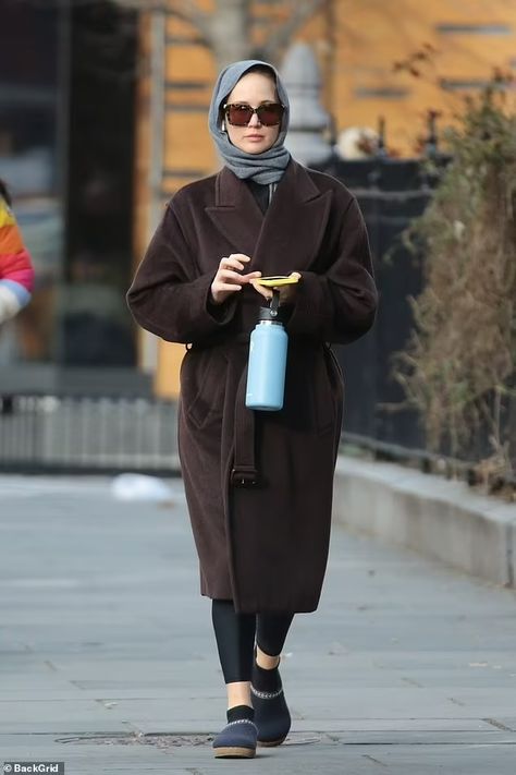 Jennifer Lawrence bundles up in a grey head scarf and oversized brown coat while heading for an afternoon workout at the gym in New York | Daily Mail Online Oversized Brown Coat, Jennifer Lawrence Street Style, Jennifer Lawrence Style, Alo Leggings, Luxury Street Style, Alo Yoga Leggings, Best Actress Award, Spring Layers, Luxurious Dresses