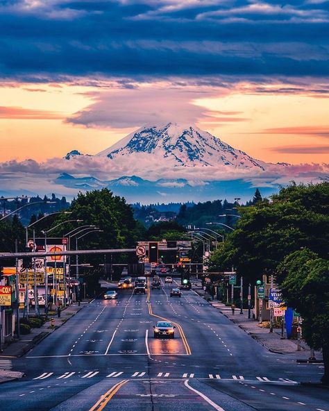 Vacations | Travel | Nature on Instagram: “Mountain view along the city 🏔 Seattle, Washington. Photo by @alberthbyang” Nova Orleans, Seattle Photos, Seattle Travel, Usa Roadtrip, Mt Rainier, Destination Voyage, Seattle Washington, Elba, Washington State