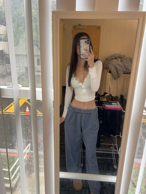 cozy ootd Brandy Long Sleeve Outfit, Dream Wardrobe Aesthetic, Brandy Sweatpants Outfit, Outfit Inspo Sweatpants, Girls Outfits Aesthetic, Outfit Inspo Pics, Spaghetti Strap Outfit, Aesthetic Clothing Styles, Anastasia Sweatpants