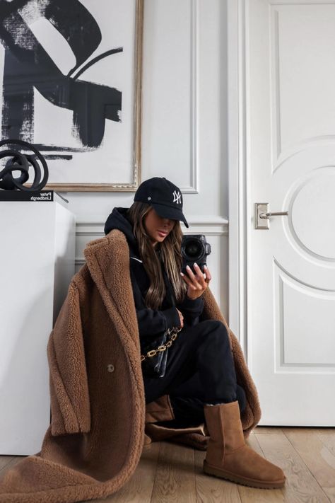 Cozy Coat Outfit, Teddy Bear Trench Coat Outfit, Ugg Teddy Coat, Maxmara Teddy Coat, Teddy Jacket Outfit Winter, Long Teddy Coat Outfit, Fleece Coat Outfit, Brown Teddy Coat Outfit, Teddy Coat Street Style