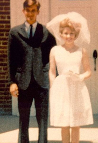 DOLLY PARTON & HUSBAND CARL 1970s Wedding Aesthetic, 60s Wedding Photos, 1970s Wedding Photos, 1960s Wedding Photos, Retro Wedding Party, 80s Inspired Wedding Dresses, Vintage Wedding Details, 70s Wedding Photos, Vintage Wedding Vibes