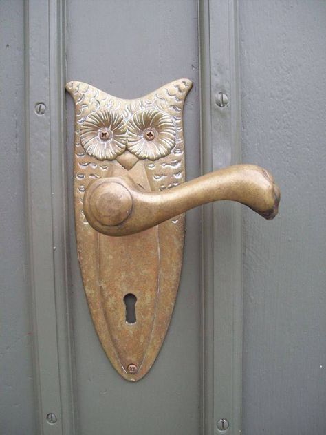 Owl door handle Owl Door, Door Knobs And Knockers, Interior Painting, Owl Decor, Door Furniture, Unique Doors, Owl Art, Beautiful Doors, Painting Bathroom