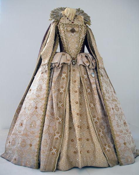 Birmingham Rep production of Elizabeth Rex, 2002. Costume worn by Stephanie Beacham Elizabethan Gown, Elizabethan Dress, Elizabethan Costume, Moda Medieval, Elizabethan Fashion, Istoria Modei, Gaun Abad Pertengahan, 16th Century Fashion, Tudor Dress