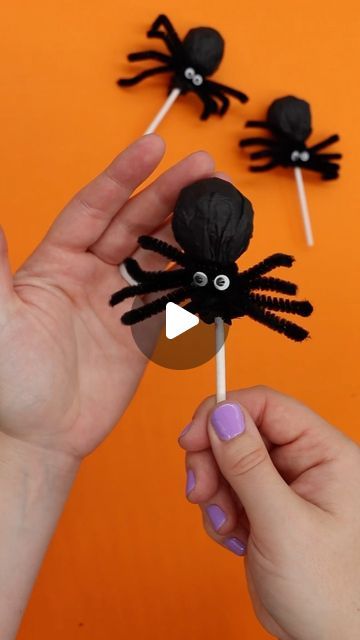 Halloween Sucker Spiders, Spider Tootsie Pops, Halloween Treats Spiders, Tootsie Roll Pop Spiders, Spider Suckers Halloween, Creepy Crawly Party, Tootsie Pop Spiders, Halloween Lollypops, Halloween Spiders Diy