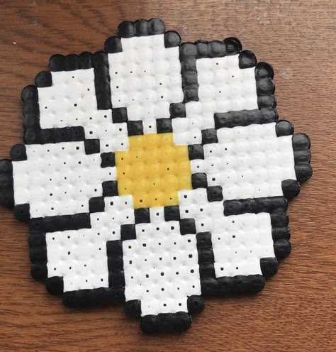 Flower Iron Beads, Daisy Perler Bead Pattern, Perler Bead Daisy, Daisy Pixel Art, Perler Bead Flower Patterns, Hamma Beads Ideas, Pearl Beads Pattern, Easy Perler Beads Ideas, Hamma Beads