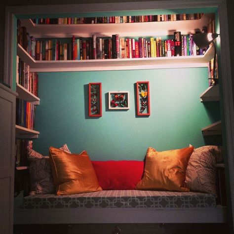 Cool little book nook:) I want lots of these in my dream house:) I ... Book Nook Closet, Closet Nook, Reading Nook Closet, Bed Closet, Bed Nook, Small Bedrooms, Reading Nooks, Corner Design, Home Libraries