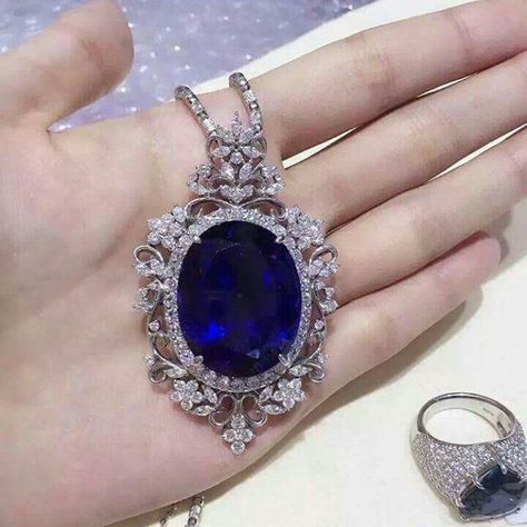 Diamond Pendants Designs, Suit Design, Magical Jewelry, Diamond Jewelry Designs, A Wedding Dress, Expensive Jewelry, Fancy Jewellery, Royal Jewelry, Fancy Jewelry